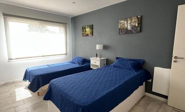 Duplex en venta en Las Gaviotas, 4 amb con jardín, pileta y cochera