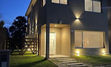 Duplex en venta en Las Gaviotas, 4 amb con jardín, pileta y cochera