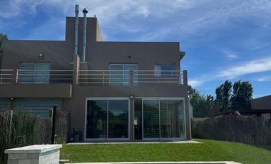 Duplex en venta en Las Gaviotas, 4 amb con jardín, pileta y cochera