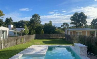 Duplex en venta en Las Gaviotas, 4 amb con jardín, pileta y cochera