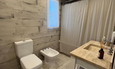 Duplex en venta en Las Gaviotas, 4 amb con jardín, pileta y cochera