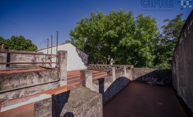 Casa en planta baja lote  8.66 x 41  garage  quincho terrazas Jardín fondo arbolado