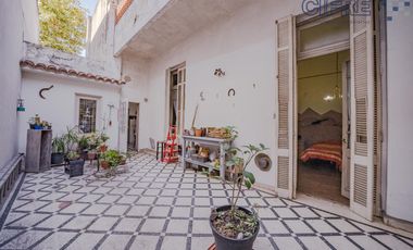 Casa en planta baja lote  8.66 x 41  garage  quincho terrazas Jardín fondo arbolado