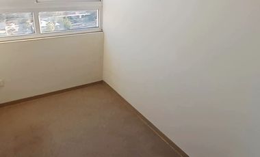 ESPECIAL PAREJA JOVEN CERCA DE TODO