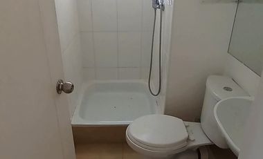 ESPECIAL PAREJA JOVEN CERCA DE TODO