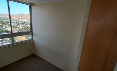 ESPECIAL PAREJA JOVEN CERCA DE TODO