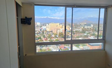 ESPECIAL PAREJA JOVEN CERCA DE TODO