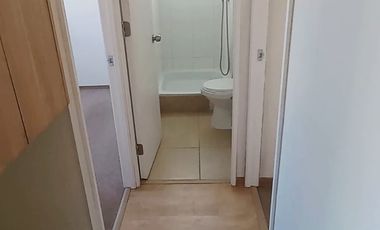 ESPECIAL PAREJA JOVEN CERCA DE TODO