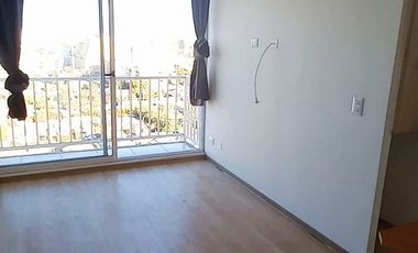 ESPECIAL PAREJA JOVEN CERCA DE TODO