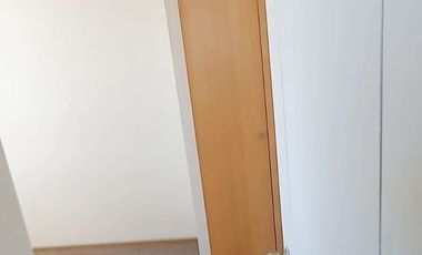 ESPECIAL PAREJA JOVEN CERCA DE TODO