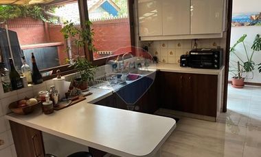 Casa 4 dormitorios 3 baños en pasaje tranquilo