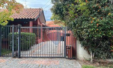 Casa 4 dormitorios 3 baños en pasaje tranquilo