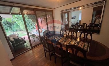 Casa 4 dormitorios 3 baños en pasaje tranquilo