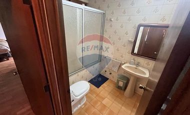 Casa 4 dormitorios 3 baños en pasaje tranquilo