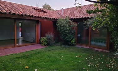Casa 4 dormitorios 3 baños en pasaje tranquilo