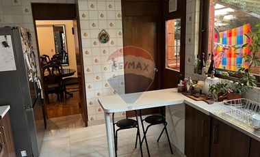 Casa 4 dormitorios 3 baños en pasaje tranquilo