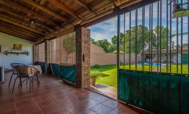 VENTA DE CASA EN HURLINGHAM 7 AMB-PILETA-QUINCHO-PARQUE