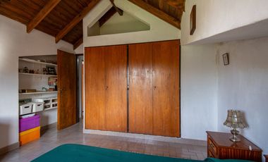 VENTA DE CASA EN HURLINGHAM 7 AMB-PILETA-QUINCHO-PARQUE