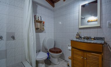 VENTA DE CASA EN HURLINGHAM 7 AMB-PILETA-QUINCHO-PARQUE