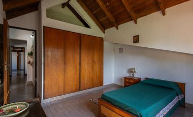VENTA DE CASA EN HURLINGHAM 7 AMB-PILETA-QUINCHO-PARQUE