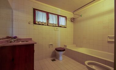 VENTA DE CASA EN HURLINGHAM 7 AMB-PILETA-QUINCHO-PARQUE