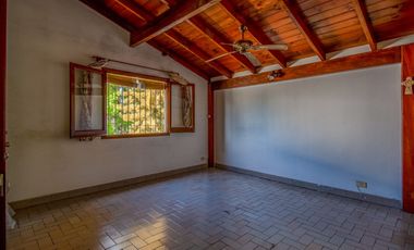 VENTA DE CASA EN HURLINGHAM 7 AMB-PILETA-QUINCHO-PARQUE