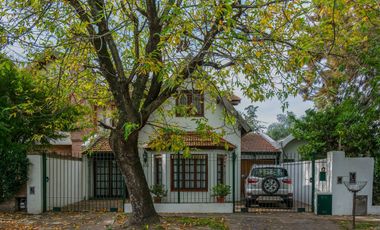 VENTA DE CASA EN HURLINGHAM 7 AMB-PILETA-QUINCHO-PARQUE