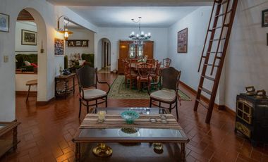 VENTA DE CASA EN HURLINGHAM 7 AMB-PILETA-QUINCHO-PARQUE