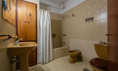 VENTA DE CASA EN HURLINGHAM 7 AMB-PILETA-QUINCHO-PARQUE