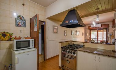 VENTA DE CASA EN HURLINGHAM 7 AMB-PILETA-QUINCHO-PARQUE