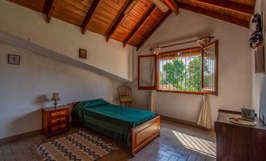 VENTA DE CASA EN HURLINGHAM 7 AMB-PILETA-QUINCHO-PARQUE