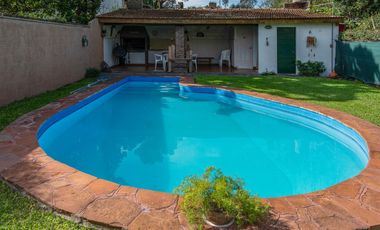 VENTA DE CASA EN HURLINGHAM 7 AMB-PILETA-QUINCHO-PARQUE