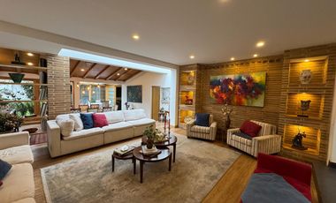 ARRIENDO CASA EN SANTA ANA – ELEGANCIA CONTEMPORÁNEA EN UNA SOLA PLANTA