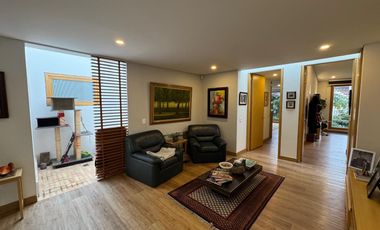 ARRIENDO CASA EN SANTA ANA – ELEGANCIA CONTEMPORÁNEA EN UNA SOLA PLANTA