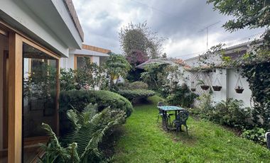 ARRIENDO CASA EN SANTA ANA – ELEGANCIA CONTEMPORÁNEA EN UNA SOLA PLANTA