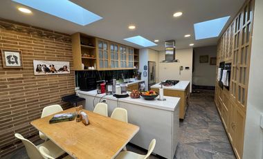ARRIENDO CASA EN SANTA ANA – ELEGANCIA CONTEMPORÁNEA EN UNA SOLA PLANTA