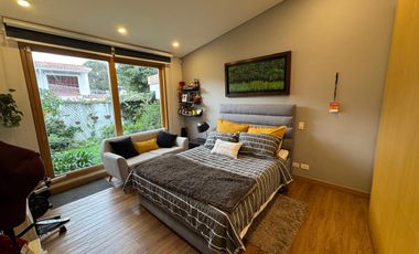 ARRIENDO CASA EN SANTA ANA – ELEGANCIA CONTEMPORÁNEA EN UNA SOLA PLANTA