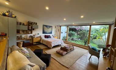 ARRIENDO CASA EN SANTA ANA – ELEGANCIA CONTEMPORÁNEA EN UNA SOLA PLANTA