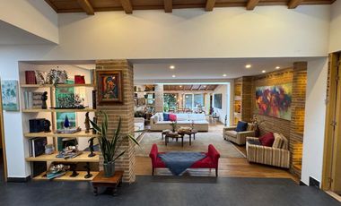 ARRIENDO CASA EN SANTA ANA – ELEGANCIA CONTEMPORÁNEA EN UNA SOLA PLANTA
