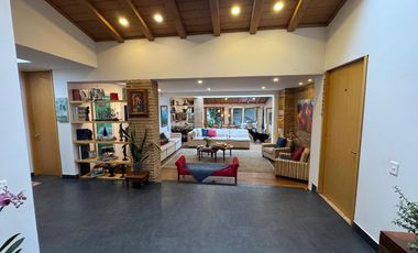 ARRIENDO CASA EN SANTA ANA – ELEGANCIA CONTEMPORÁNEA EN UNA SOLA PLANTA