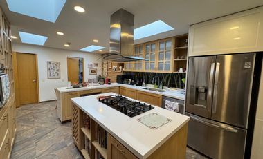 ARRIENDO CASA EN SANTA ANA – ELEGANCIA CONTEMPORÁNEA EN UNA SOLA PLANTA