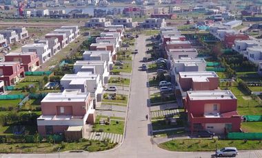 Casas de Santa María | Alquiler | Casa de 2 dormitorios en barrio semi-cerrado