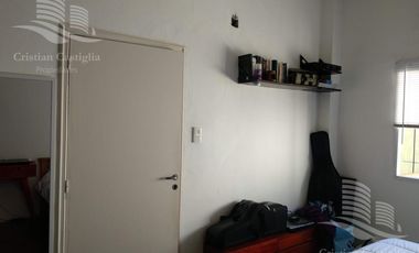 Casa al frente con cochera