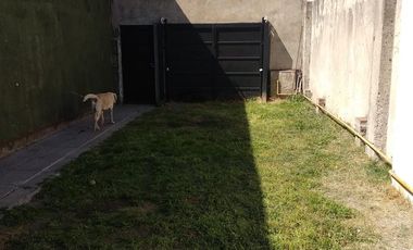Casa al frente con cochera