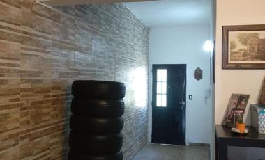Casa al frente con cochera