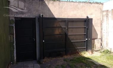 Casa al frente con cochera