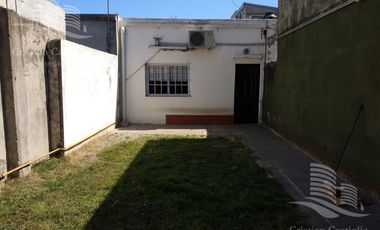 Casa al frente con cochera