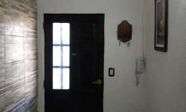 Casa al frente con cochera