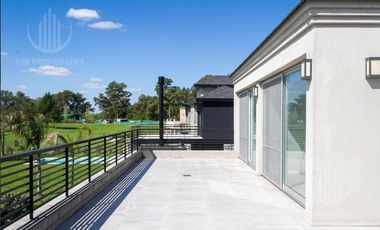 Casa en dos plantas de 400 m2 sobre lote de 1450 m2, con vista a la laguna y vista al Golf.