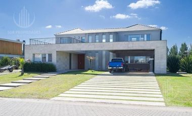 Casa en dos plantas de 400 m2 sobre lote de 1450 m2, con vista a la laguna y vista al Golf.